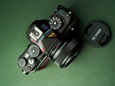 Le SG-Image 35 mm f/2,2 est commercialisé comme un objectif compact et polyvalent à un prix abordable.