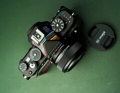 Le SG-Image 35 mm f/2,2 est commercialisé comme un objectif compact et polyvalent à un prix abordable.