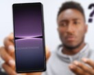 Il reste à voir si Sony écoutera les sages paroles de MKBHD et sortira le Xperia 1 V de manière plus ordonnée. (Source de l'image : MKBHD/@OnLeaks - édité)