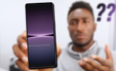 Il reste à voir si Sony écoutera les sages paroles de MKBHD et sortira le Xperia 1 V de manière plus ordonnée. (Source de l'image : MKBHD/@OnLeaks - édité)