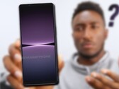 Il reste à voir si Sony écoutera les sages paroles de MKBHD et sortira le Xperia 1 V de manière plus ordonnée. (Source de l'image : MKBHD/@OnLeaks - édité)