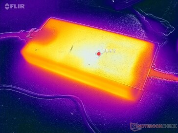 L'adaptateur CA atteint plus de 56°C lorsque les charges sont élevées