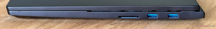 A droite : Lecteur de carte SDXC, 2x USB-A 3.2 Gen.1 (5 Gbit/s)