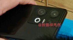 Le Sony IMX890 pourrait se trouver derrière l'un de ces objectifs. (Source : Jinan Digital via Weibo)