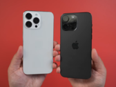 Une réplique du "15 Pro Max" (à gauche) et un vrai 14 Pro Max. (Source : MacRumors via YouTube)