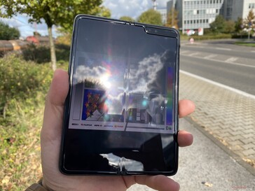 Utilisation du Galaxy Fold à l'extérieur en plein soleil.