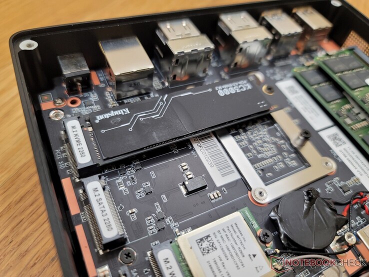 Le système peut prendre en charge un SSD NVMe M.2 2280 PCIe4 x4 et un SSD SATA III M.2 2280 plus lent