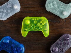 Les couleurs du 8BitDo 64 Bluetooth Controller Prototype Limited Edition ont des coques translucides.