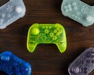 Les couleurs du 8BitDo 64 Bluetooth Controller Prototype Limited Edition ont des coques translucides.