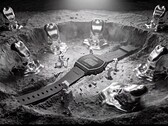 Montre numérique Casio x GRAGG LW-204GRAGG-1BDF présentée sur un socle sculptural argenté, entourée d'astronautes miniatures et d'objets s'inspirant du métal en fusion.