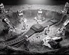 Montre numérique Casio x GRAGG LW-204GRAGG-1BDF présentée sur un socle sculptural argenté, entourée d'astronautes miniatures et d'objets s'inspirant du métal en fusion.