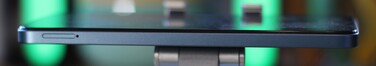 Gauche : Emplacement de la carte SIM