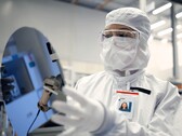 Intel vise un seuil de rentabilité pour la fonderie en 2027, alors que le nœud 18A entre dans une phase de montée en volume. Illustration : Un ouvrier tenant une plaquette de silicium (Source de l'image : Intel)