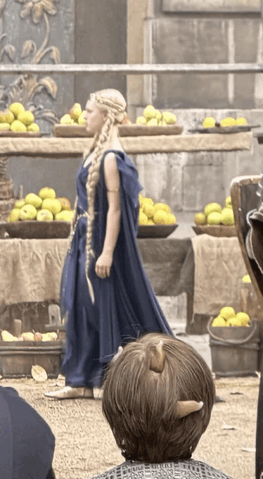 Les fans pensent que cette image pourrait montrer une jeune Marika et peut-être un enfant Omen.