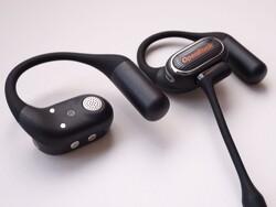 Le OneRock Link 20 associe un corps en plastique délicatement sculpté à des crochets d'oreille en fil de titane recouverts de silicone pour un port confortable tout au long de la journée. (Source : Notebookcheck)