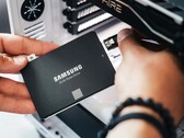 Un moddeur transforme des SSD un peu anciens en cartouches de jeux.