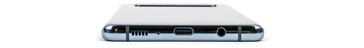 Au-dessous : haut-parleur, micro, USB C, jack 3,5 mm.