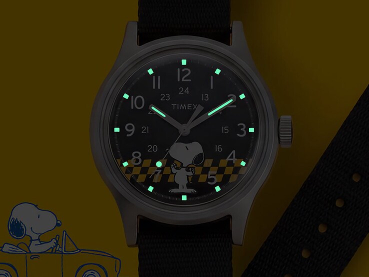La montre Timex x Peanuts Snoopy MK1 brille dans le noir grâce à ses index et ses aiguilles luminescents.