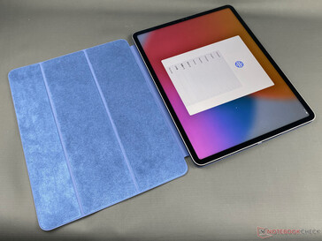 L'iPad Pro 12.9 (2021) dans son étui Smart Folio. (Image source : NotebookCheck)