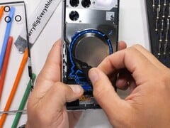 Le système de refroidissement actif RedMagic 11 Pro exposé. (JerryRigEverything sur YouTube)