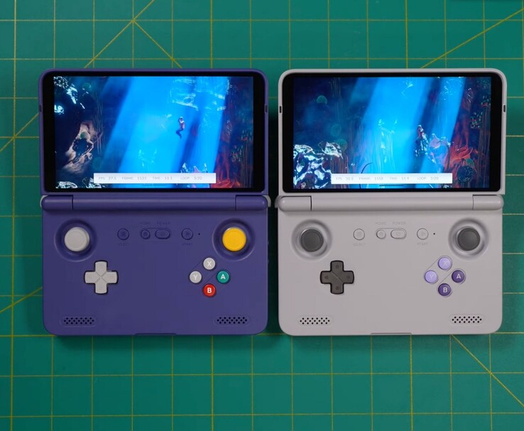 La variante Dimensity 1100 du Retroid Pocket Flip 2 (à gauche) à côté du modèle original Snapdragon 865 (à droite), les deux faisant tourner le même jeu pendant les tests de référence. (Source de l'image : Retro Game Corps sur YouTube)