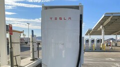 Une pile de Tesla Megacharger (image : RodneyaKent/X)