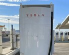 Une pile de Tesla Megacharger (image : RodneyaKent/X)