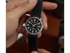 La Timex TW2Y12800JQ est dotée d’un boîtier argenté de 38 mm.