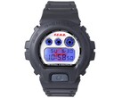 Casio G-Shock DW-6900 x F.C. Real Bristol, avec le rétroéclairage EL bleu allumé, révélant un logo Bristol rouge caché derrière l'écran numérique.
