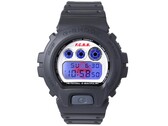 Casio G-Shock DW-6900 x F.C. Real Bristol, avec le rétroéclairage EL bleu allumé, révélant un logo Bristol rouge caché derrière l'écran numérique.
