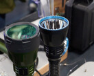 La nouvelle lampe de poche Olight Javelot avec et sans filtre (Image source : Andreas Sebayang/Notebookcheck.com)