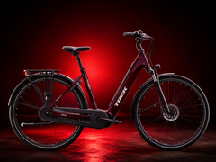 Le vélo électrique District+ dans le coloris « Cobra Blood »