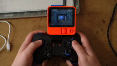 Jouer sur le Lapin R1 n'est pas si mal si vous avez une manette sans fil et que vous n'avez pas peur de l'écran minuscule (source d'image : Bringus Studios)