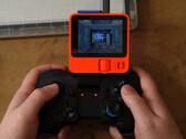Jouer sur le Lapin R1 n'est pas si mal si vous avez une manette sans fil et que vous n'avez pas peur de l'écran minuscule (source d'image : Bringus Studios)