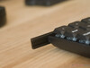 Le clavier est doté d'un boîtier inférieur en plastique avec des rails en aluminium et des panneaux latéraux en bois pour équilibrer le poids, la rigidité et l'esthétique. 