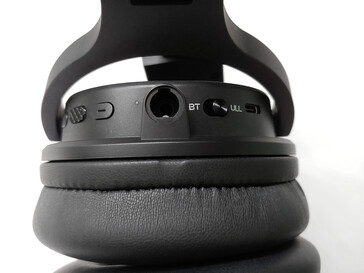 Gros boutons de commande, port USB-C et prise audio de 3,5 mm sur l'oreillette droite.
