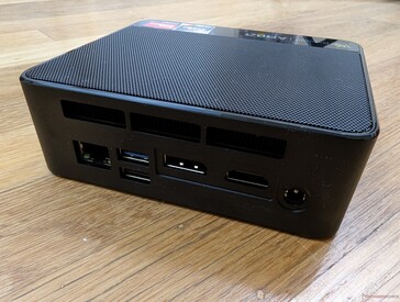 Arrière : Gigabit RJ-45, USB-A 3.2, USB-A 2.0, DisplayPort 1.4, HDMI 2.0