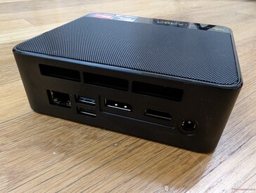 Arrière : Gigabit RJ-45, USB-A 3.2, USB-A 2.0, DisplayPort 1.4, HDMI 2.0