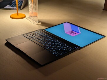 Heureusement, les charnières du nouveau modèle peuvent toujours s'ouvrir à 180 degrés, une caractéristique que nous aimions beaucoup dans le modèle original