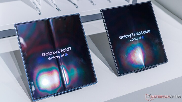 Le pli du Galaxy Z Fold7 (probablement dû à l'usage) comparé à celui d'un Galaxy Z Fold8 Ultra neuf.