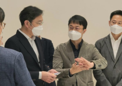 Est-ce la première fois que le vice-président de la société Samsung se retrouve entre ses mains ? (Image : PhoneArena)