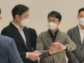Est-ce la première fois que le vice-président de la société Samsung se retrouve entre ses mains ? (Image : PhoneArena)