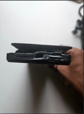 Une vue de dessous du Xiaomi Redmi Note 13 Pro 5G explosé (Source de l'image : Sri Varshan ; capture d'écran)