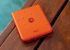 Le Razr 50 est certifié IPx8 et peut être configuré avec un espace de stockage allant jusqu'à 512 Go en Chine. (Source de l'image : Motorola)