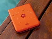 Le Razr 50 est certifié IPx8 et peut être configuré avec un espace de stockage allant jusqu'à 512 Go en Chine. (Source de l'image : Motorola)