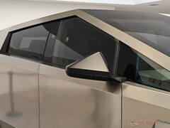 Le garde-corps en acier inoxydable du Cybertruck pourrait s'envoler en raison de la détérioration de l'adhésif. (Source de l'image : Notebookcheck)