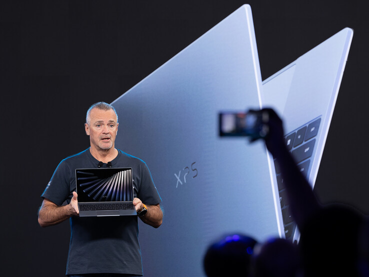 Le directeur de l'exploitation de Dell tient le prochain XPS 13 dans l'une de ses multiples options de couleurs apparentes. (Source de l'image : Dell)