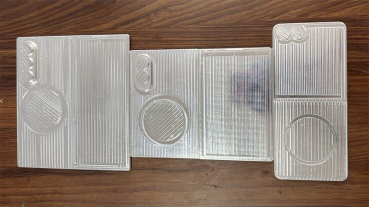 Le Galaxy Z Fold8, le Galaxy Z Wide Fold et le Galaxy Z Flip8, de gauche à droite, dans leur état déplié.