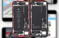 Apple iPhone SE 2 (gauche) comparé à l&#039;iPhone SE 3 (droite). (Image source : PBKreviews/Apple - édité)