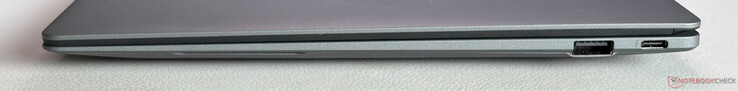 À droite : USB-A 3.2 Gen 2 (10 Gbps), USB-C 4.0 avec Thunderbolt 4 (40 Gbps, DisplayPort 1.4, Power Delivery 3.0)
